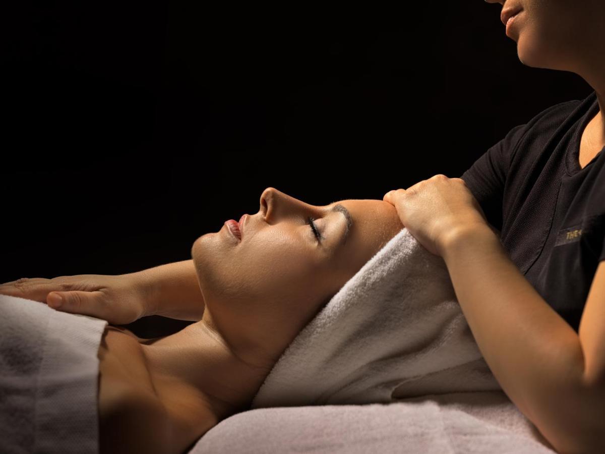 Hotel The One Barcelona Gl Esterno foto A woman receiving a facial massage