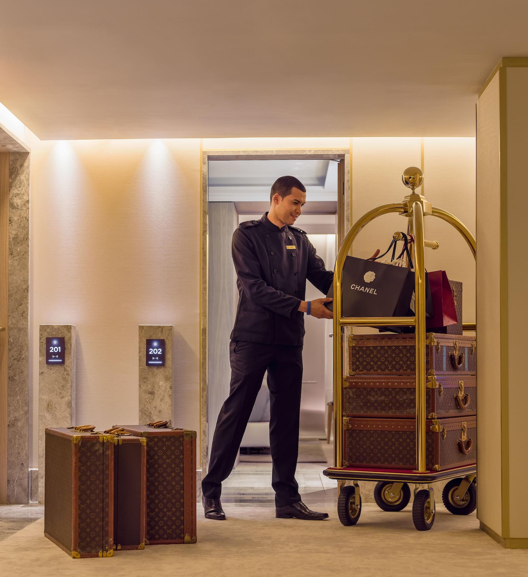 Hotel The One Barcelona Gl Esterno foto A bellboy at work