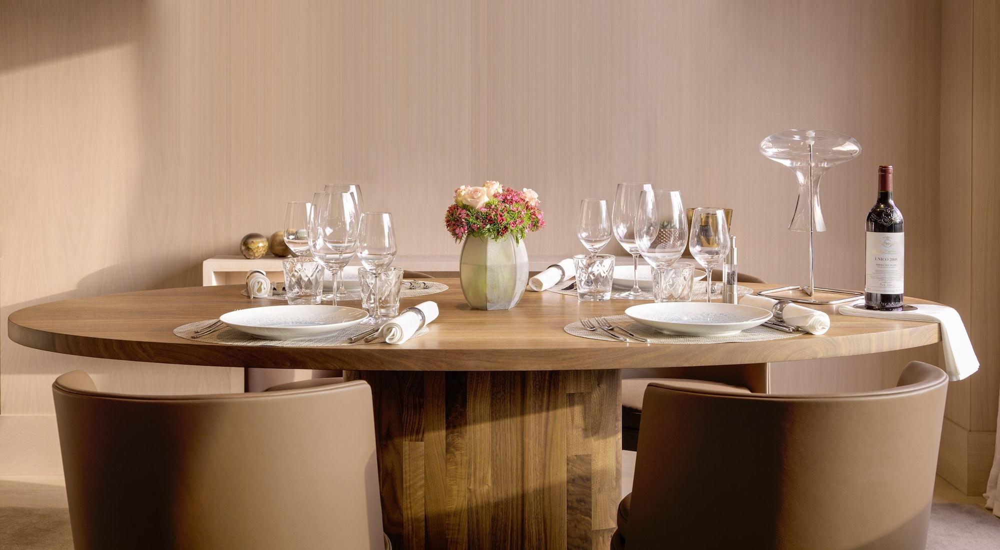 Hotel The One Barcelona Gl Esterno foto A table set for a meal