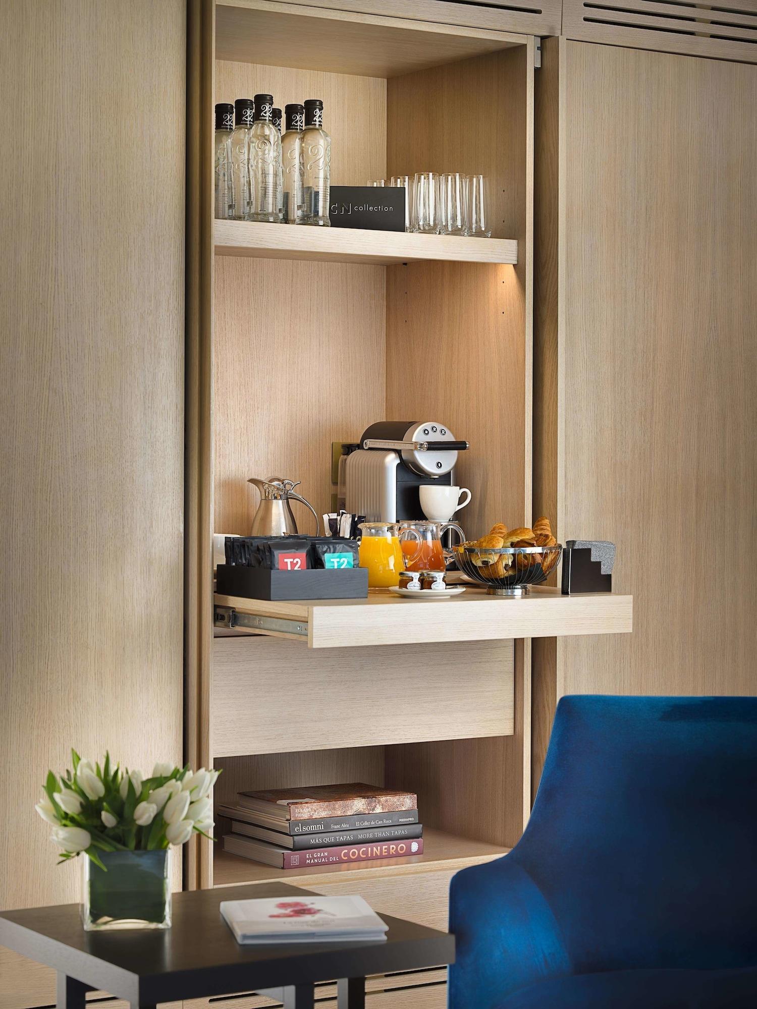 Hotel The One Barcelona Gl Esterno foto A Nespresso machine in a hotel room