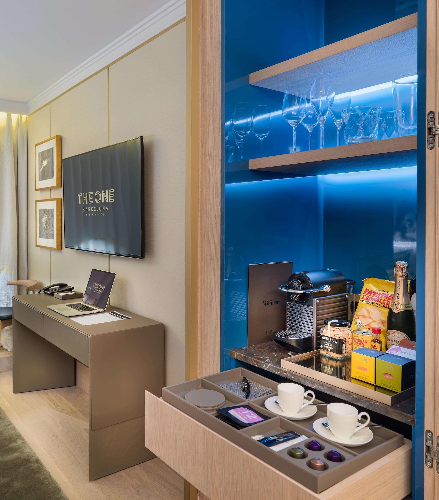 Hotel The One Barcelona Gl Esterno foto A Nespresso machine in a hotel room
