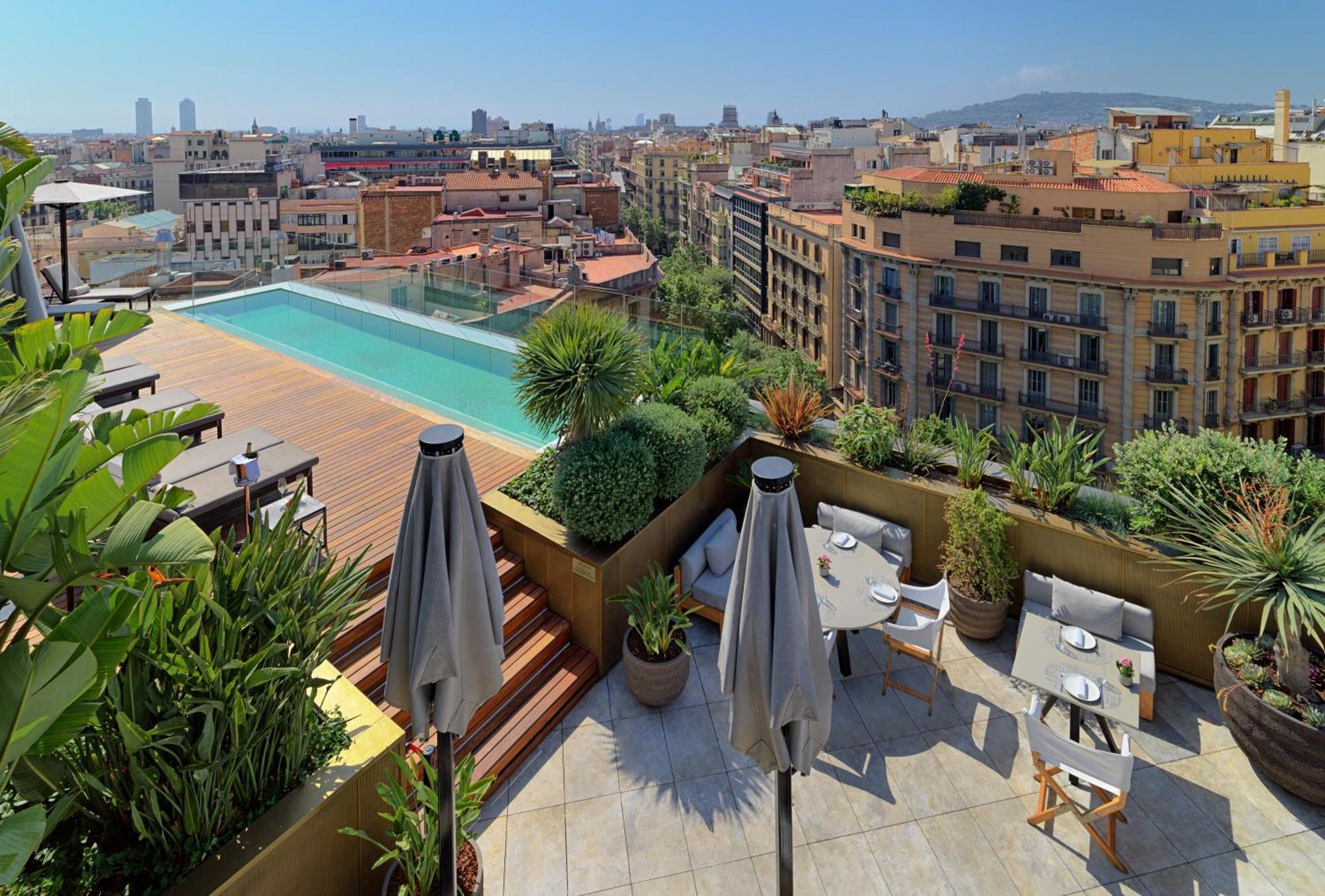 Hotel The One Barcelona Gl Esterno foto The hotel's rooftop pool