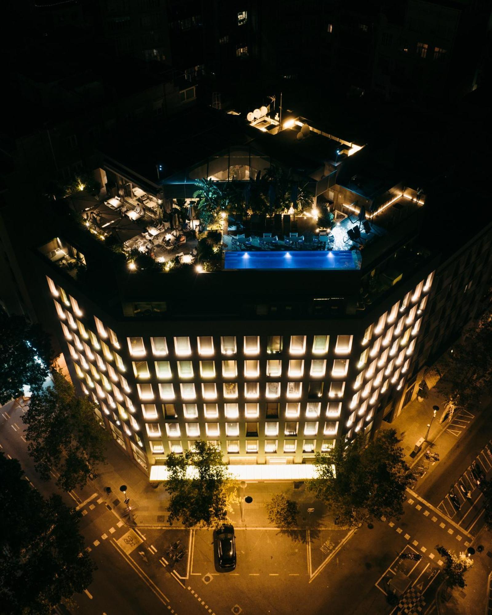 Hotel The One Barcelona Gl Esterno foto The hotel at night