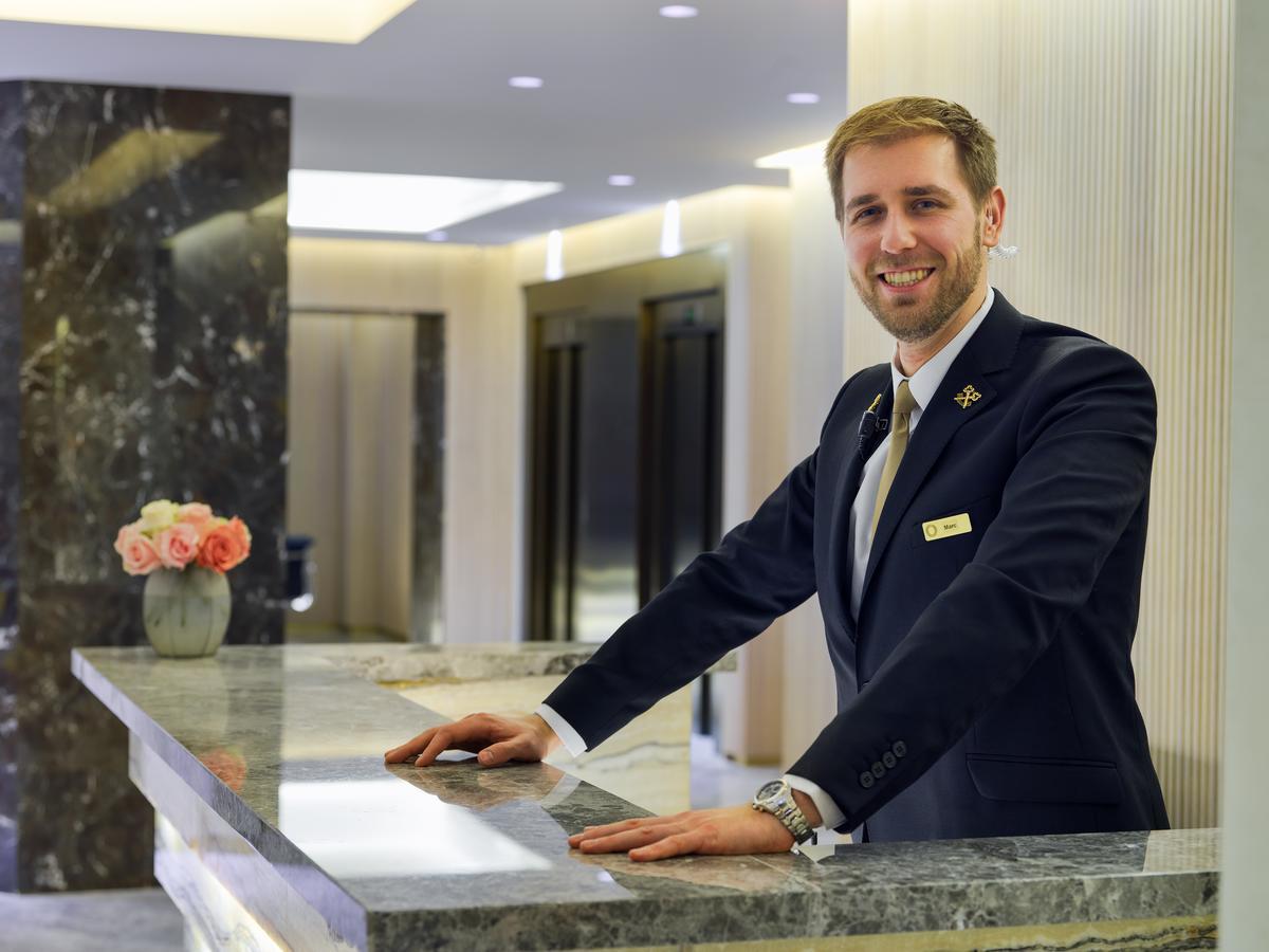 Hotel The One Barcelona Gl Esterno foto A hotel concierge